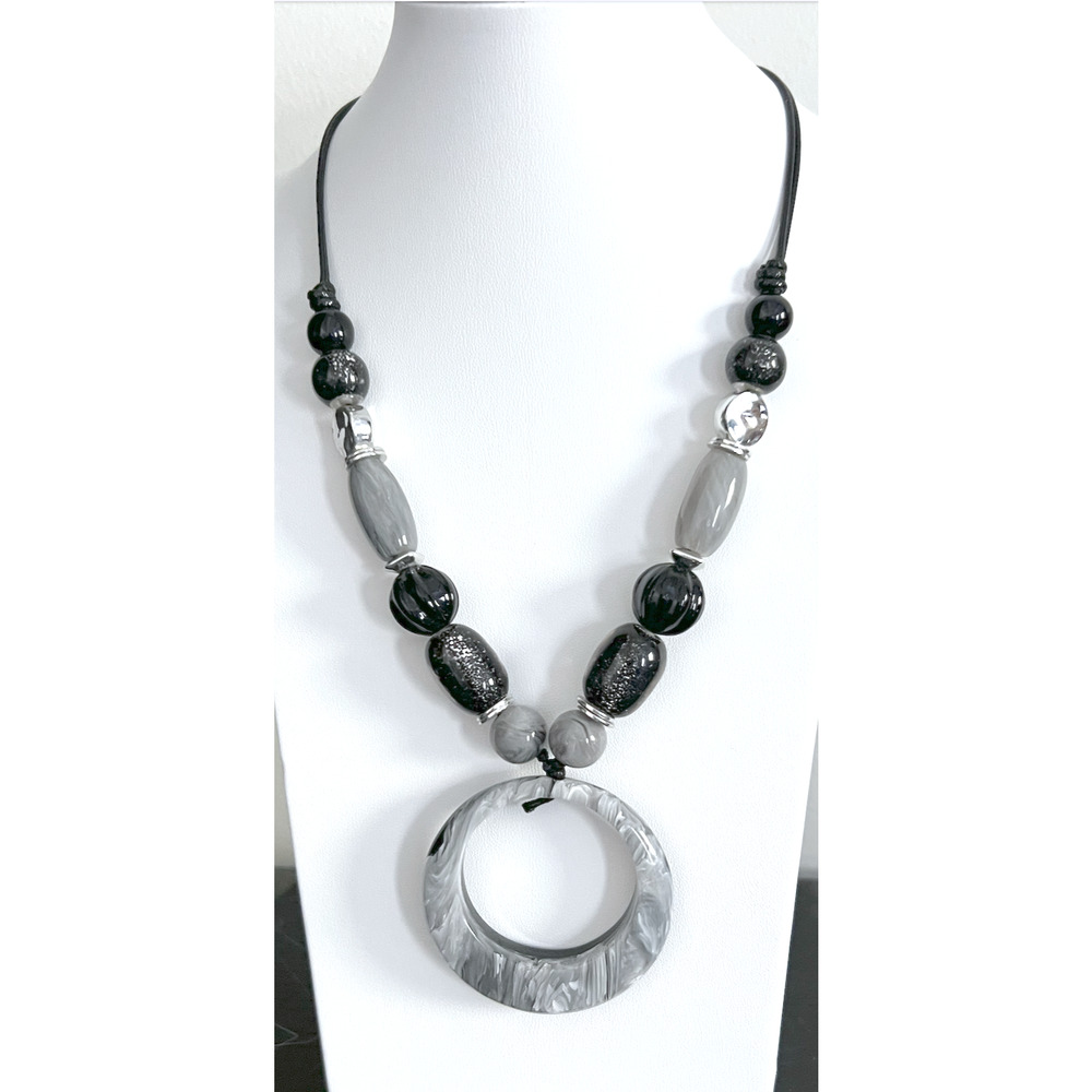 NEW CHICO'S BLACK GRAY GRAPHIC FAUX MARBLE REVERSIBLE PENDANT STATEMENT NECKLACE
